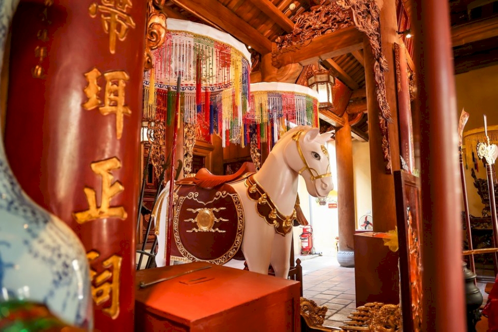 The white horse is worshiped inside the Bach Ma temple 